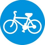 C-13 Droga dla rowerów. Oznacza drogę przeznaczoną dla kierujących rowerami jednośladowymi, którzy są obowiązani do korzystania z tej drogi