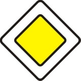 D-1 Droga z pierwszeństwem. Oznacza początek lub kontynuację drogi z pierwszeństwem. Umieszczona pod znakiem D-1 tabliczka T-6a albo T-6b wskazuje odpowiednio rzeczywisty przebieg drogi z pierwszeństwem przez skrzyżowanie lub układ dróg podporządkowanych (gruba linia na tabliczkach oznacza drogę z pierwszeństwem)