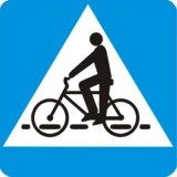 D-6a Przejazd dla rowerów. Oznacza miejsce przeznaczone do przejeżdżania rowerzystów w poprzek drogi.Kierujący pojazdem zbliżający się do miejsca oznaczonego znakiem jest obowiązany zmniejszyć prędkość tak, aby nie narazić na niebezpieczeństwo rowerzystów znajdujących się w tych miejscach lub na nie wjeżdżających