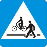 D-6b Przejście dla pieszych i przejazd dla rowerzystów. Oznacza miejsce przeznaczone do przechodzenia pieszych i przejeżdżania rowerzystów w poprzek drogi. Kierujący pojazdem zbliżający się do miejsca oznaczonego znakiem jest obowiązany zmniejszyć prędkość i zachować szczególną ostrożność