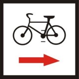 R-1b Zmiana kierunku szlaku rowerowego krajowego. Oznacza przebieg szlaku rowerowego krajowego