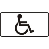 Tabliczka T-29 Dla uprawnionej osoby niepełnosprawnej. Umieszczona pod znakiem tabliczka T-29 informuje o miejscu przeznaczonym dla pojazdu samochodowego uprawnionej osoby niepełnosprawnej o obniżonej sprawności ruchowej oraz dla kierującego pojazdem przewożącego taką osobę. Znak może być umieszczony w innym miejscu niż po prawej stronie jezdni