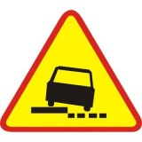 A-31 Niebezpieczne pobocze. Ostrzega o niebezpiecznym poboczu (miękkim lub obniżonym); znak z odwróconym symbolem ostrzega o niebezpiecznym poboczu występującym po lewej stronie drogi