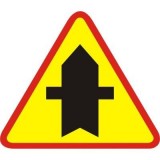 A-6a Skrzyżowanie z drogą podporządkowaną występującą po obu stronach. Ostrzega o skrzyżowaniu z drogą podporządkowaną, występującą po obu stronach. Grubsza linia na znakach oznacza drogę z pierwszeństwem przejazdu