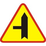 A-6c Skrzyżowanie z drogą podporządkowaną występującą po lewej stronie. Ostrzega o skrzyżowaniu z drogą podporządkowaną występującą po lewej stronie. Grubsza linia na znakach oznacza drogę z pierwszeństwem przejazdu