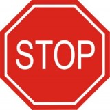 B-20 Stop. Oznacza zakaz wjazdu na skrzyżowanie bez zatrzymania się przed drogą z pierwszeństwem i obowiązek ustąpienia pierwszeństwa. Zatrzymanie powinno nastąpić w wyznaczonym miejscu, a w razie jego braku - w takim miejscu, w którym kierujący może upewnić się, że nie utrudni ruchu na drodze z pierwszeństwem