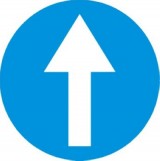 C-5 Nakaz jazdy prosto. Zobowiązuje kierującego do jazdy prosto; znak ten może być umieszczony na przedłużeniu osi drogi (jezdni) lub na samej jezdni. Znak obowiązuje na najbliższym skrzyżowaniu lub w miejscu, gdzie występuje możliwość zmiany kierunku jazdy