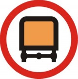 B-13a Zakaz wjazdu pojazdów z materiałami niebezpiecznymi. Oznacza zakaz ruchu pojazdów przewożących materiały niebezpieczne w ilościach, dla których jest wymagane oznakowanie pojazdu tablicami ostrzegawczymi barwy pomarańczowej. Tabliczka pod znakiem wskazuje, że zakaz dotyczy określonych klas/grup materiałów niebezp. lub określonego sposobu ich przewozu
